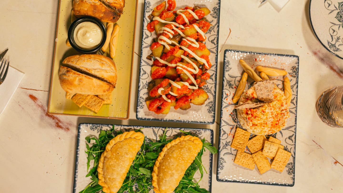 Casablanca Bar and Music: Disfruta de Tapas y Música en Alicante